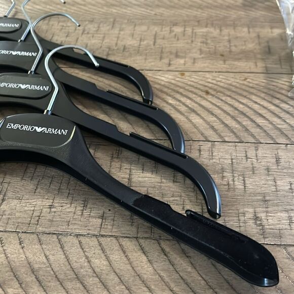Emporio Armani Shirt 👚 & Sweater Hangars (1 w/ velvet) Set of 4 Get Organized. - Picture 7 of 15